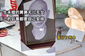 72岁老汉独自操办后事，造棺木拍遗像，穿上寿衣，喝下农药咽气图片