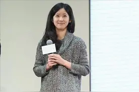 章泽天罕见大翻车！灰色针织衫穿出奶奶范，紧身裤更暴露腿型图片