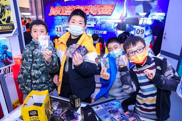 200万集不齐奥特曼卡，中国一亿小学生正在破产？