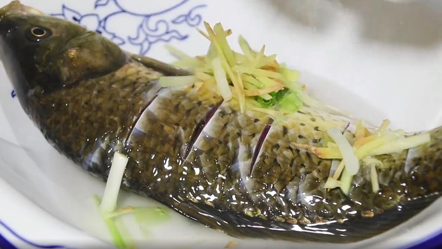 清蒸鱼切记不要放盐和料酒，教你正确做法，鱼肉鲜嫩，不腥不柴
