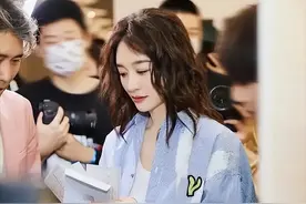 46岁的李小冉和48岁的李乃文站一起，一个像父亲，一个像女儿图片
