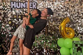 乐基儿在塞班岛为儿子庆生，穿T恤热裤身材健美，6岁儿子手脚修长图片