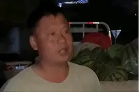 泪目，高考后单亲爸爸带儿女露宿街头卖瓜挣学费，大学学费却暴涨图片