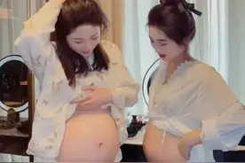 网传一对母女同时怀孕，面对面比肚子，开心不已，尴尬了谁。图片