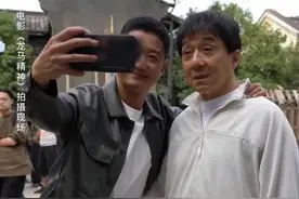 吴京举动再引发争议：与68岁成龙合照，手机成为网友争论焦点！图片
