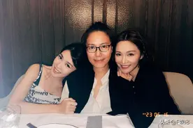 汤洛雯分享和妈妈妹妹甜蜜合影：母女三人像饼印，妈妈气质好图片