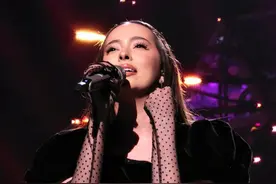 这一次，加拿大八线歌手凡希亚，给全是感情的内娱，上了生动一课图片