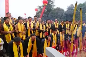 韩国一家族来到中国河南磕头认祖归宗，声称：我们祖先是抗日名将图片