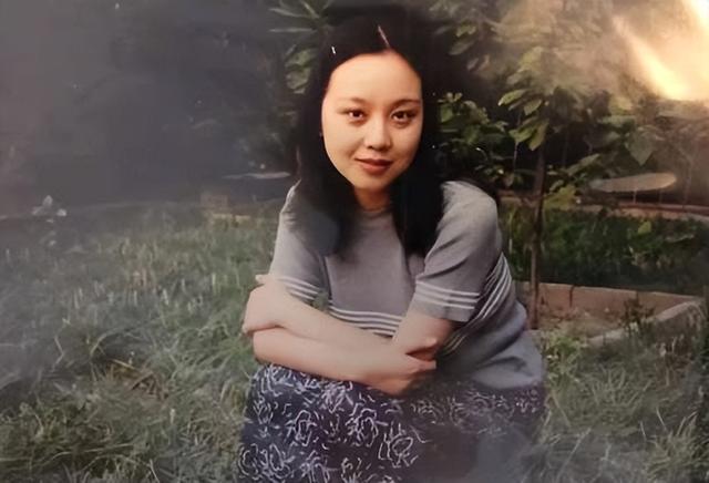 演员王玮(跑龙套10年,"拍拖"胡歌被吐槽,51岁的她是中国最被低估的