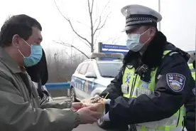 （视频）@太原人！新疆老板为防疫人员送爱心午餐：来郑州20年 帮助别人不分民族图片