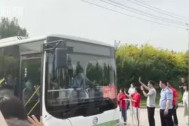 双向奔赴！衡水一中考生家长：不是我的孩子，我也想祝他们考个好成绩图片