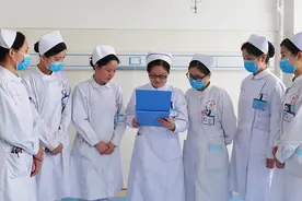 医院的护士为什么都很年轻？大龄护士去哪里了？真相原来是这样的图片