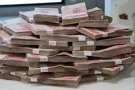 16年男子上午存入银行600万，吃个午饭只剩690元，银行：正常扣款图片