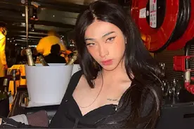 伊能静儿子再穿女装，修身长裙显窈窕身材，现身酒吧不惧路人眼光图片