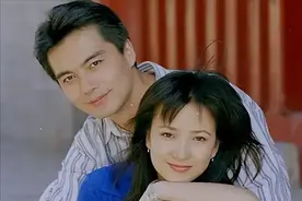 何晴儿子中戏毕业，22岁高大帅气，许亚军携4婚妻子参加毕业礼图片