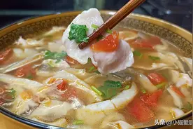 蘑菇肉片汤这么做，滑嫩爽口，汤鲜味美冬天来一碗，喝完浑身舒服图片