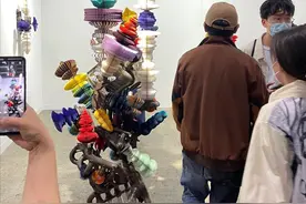 ​黄渤携爱女去香港看展，女儿寸步不离跟着父亲，爷俩相当接地气图片