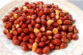 喝白酒时，桌上总放一盘花生米，以前不懂，现在才明白它大有用处图片