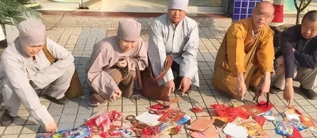 搔首弄姿，与游客寻欢作乐五台山美貌“尼姑”为何能如此放肆？