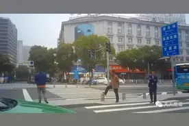 火车站出租车违规叫客喊客？ 鹰潭市交通局：严肃处理图片