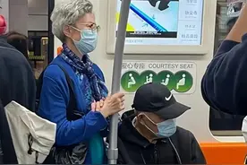 被上海地铁奶奶惊艳到了！白发不染、裙不上膝，却个个优雅又洋气图片