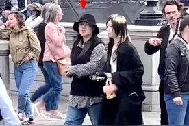 马思纯现身伦敦街头，腹部隆起胖得令人担忧，男友张哲轩低调同行图片