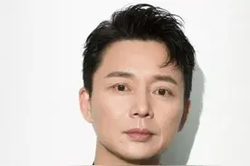 这些男明星越老越帅，靳东反差最大图片