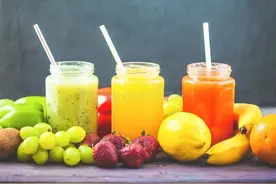 鲜榨果汁、100%果汁、NFC果汁、果汁饮料，哪种最有营养？图片