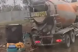 一个敢叫，一个敢推！挖机还没满月就来救援了...图片