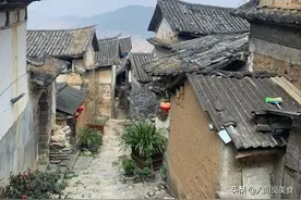 一女子去云南同事家做客，10个菜堆满桌吃不下，网友们却馋哭了图片