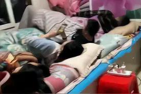 东北一家16口人睡一个炕，有儿媳和女婿，网友：睡错位置咋整图片
