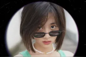 黄磊孙莉好开明，带8岁小女儿烫发，多多晒自拍也挑染白发显成熟图片