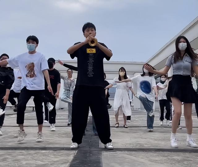 开口第一句就让人浑身起鸡皮疙瘩