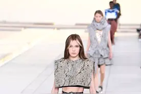 18岁谷爱凌完成T台首秀，这状态很惊艳，气质完全不输超模图片