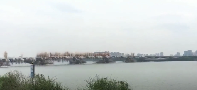 各国桥梁爆破对比：印度老多土了，美国快如闪电！中国原封不动？