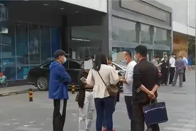 女子住一楼被收电梯费，怒而每天将电梯全按亮，物业：合法的图片