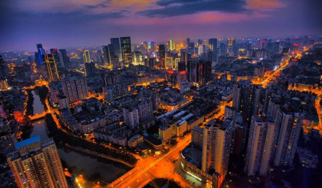 成都2100万常住人口，房价会不会垮？最近两年在成都买房划算吗？