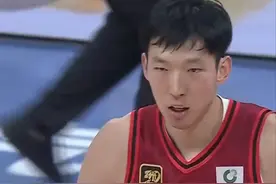 周琦死亡凝视洛夫顿！隔扣打爆第一外援，暴砍20+11被挠出血痕图片