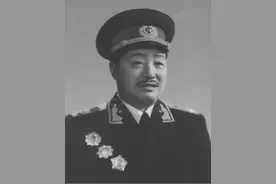 重庆解放后，湖南老太太带一群孩子见到贺龙：快，都跪下来叫爷爷图片