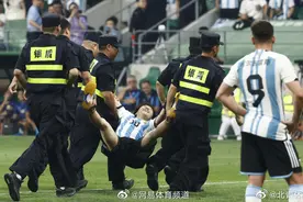 球迷闯入球场抱梅西或导致工体“严防死守”，克洛普曾吐槽球迷入侵球场很愚蠢，英超考虑关闭球场处罚该行为图片