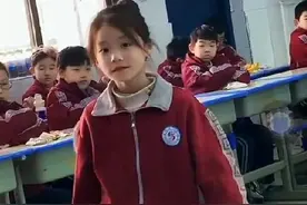 小学女生火了，气质优雅，微笑迷人，网友：简直是“小女神”图片