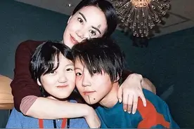 王菲女儿“整容”式长大，治好兔唇气质大变，涂上大红唇秒变女神图片