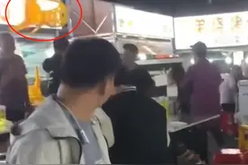 摊主买彩票中2千多万激动砸摊位，当事人回应：我选号码，21人合买，明天会去分钱，激动得一晚上没睡图片