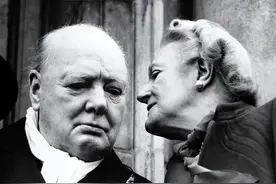 丘吉尔：贵族身份娶不起初恋，婚前三角恋婚后双出轨，晚年才收心图片