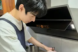 龚俊家庭环境曝光，并非富二代，本人与父母团聚亲自做一大桌好菜图片