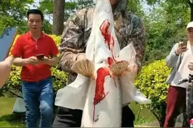 男子钓获76斤大鱼，路人劝放生，钓鱼人表示，放葱姜蒜也不能放生图片