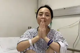 医生公开朱媛媛住院照片！双手合十坚强微笑，患病后求生意识强烈图片