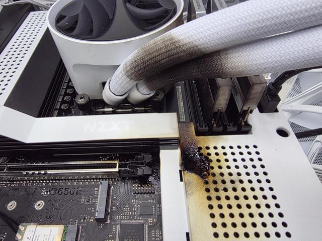 玩《战地风云6》游戏时RTX 5090显卡突发起火：PCB烧熔严重
