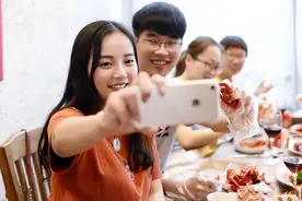 同学聚会上的“怪现象”，4类同学不请自来，2类同学谁都请不来图片