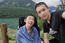 高颜值小伙裸辞陪渐冻症母亲旅游 只为让她余生精彩图片
